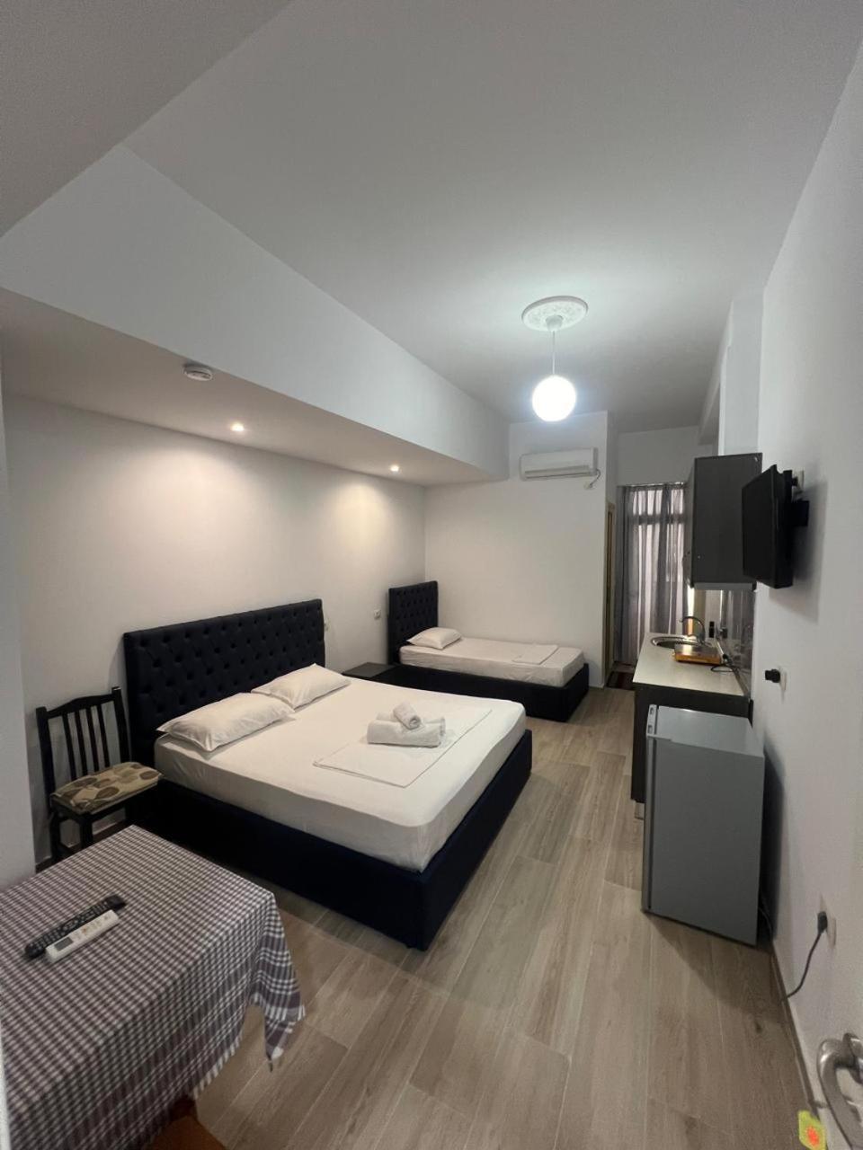 Hotel Vila Flowers Vlorë Zimmer foto
